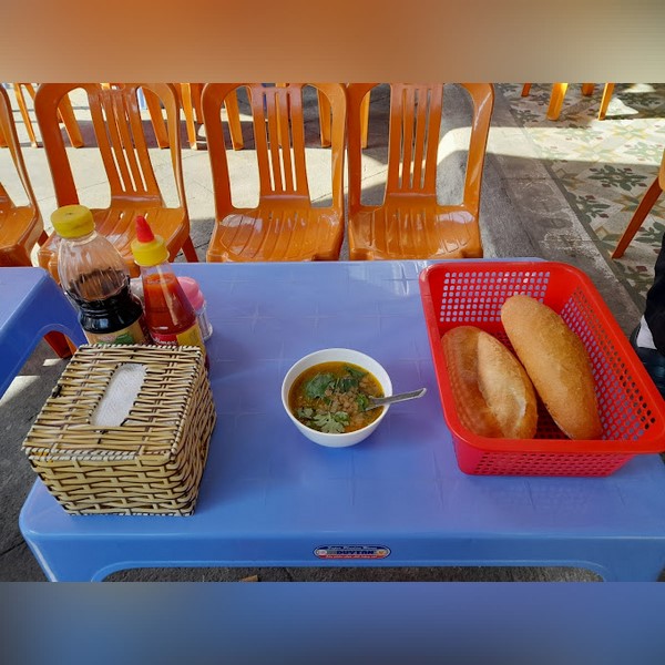 Bánh Mì Xíu Mại Chén Bé Lan