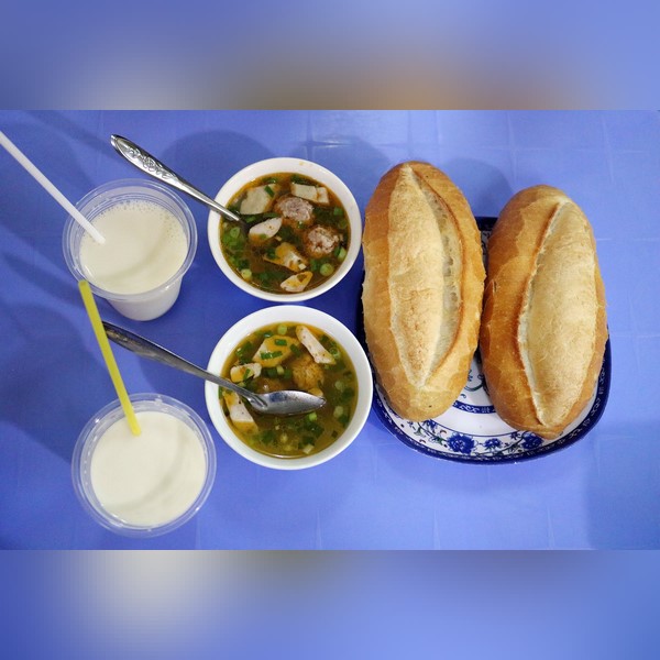 Bánh Mì Xíu Mại 2 Mẹ Con