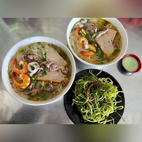 Bún thái hải sản Hồng - ăn sáng nóng hổi