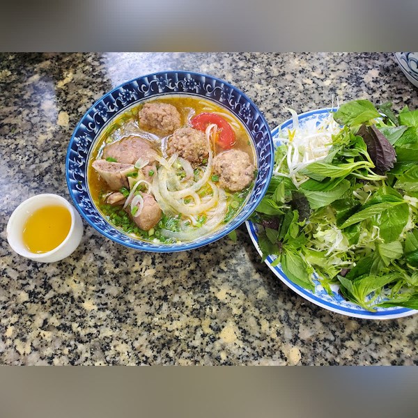 Bánh Canh Dốc Đá - Điểm Đến Nổi Tiếng với Hương Vị Độc Đáo