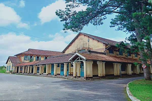 dãy nhà cũ trường Cao Đẳng Sư Phạm Đà Lạt