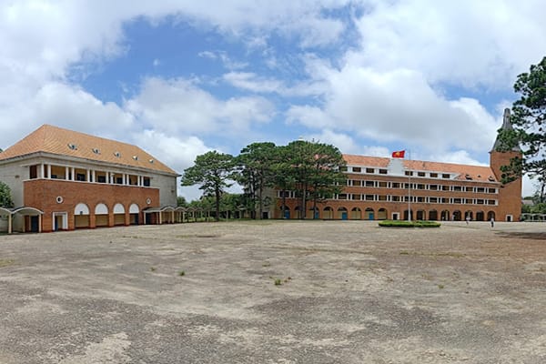 Khám phá kiến trúc độc đáo của trường cao đẳng sư phạm Đà Lạt 31 sân trường trường Cao Đẳng Sư Phạm Đà Lạt