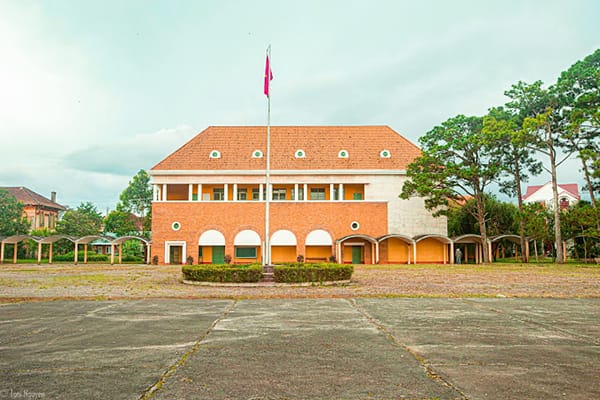 Khám phá kiến trúc độc đáo của trường cao đẳng sư phạm Đà Lạt 21 cột cờ trường Cao Đẳng Sư Phạm Đà Lạt