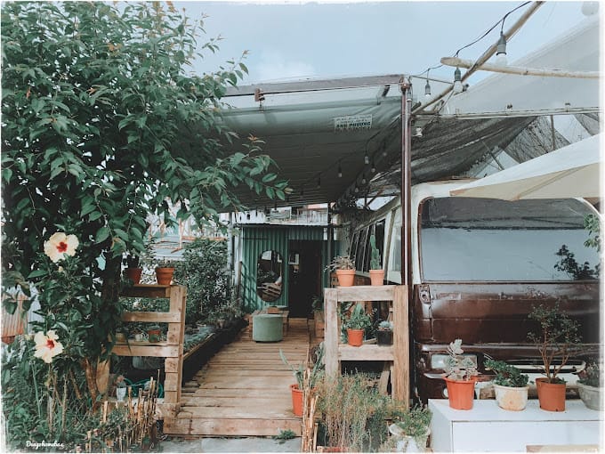 khung cảnh De Ngơ Homebus & Coffee