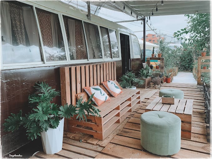 decor siêu đẹp De Ngơ Homebus & Coffee
