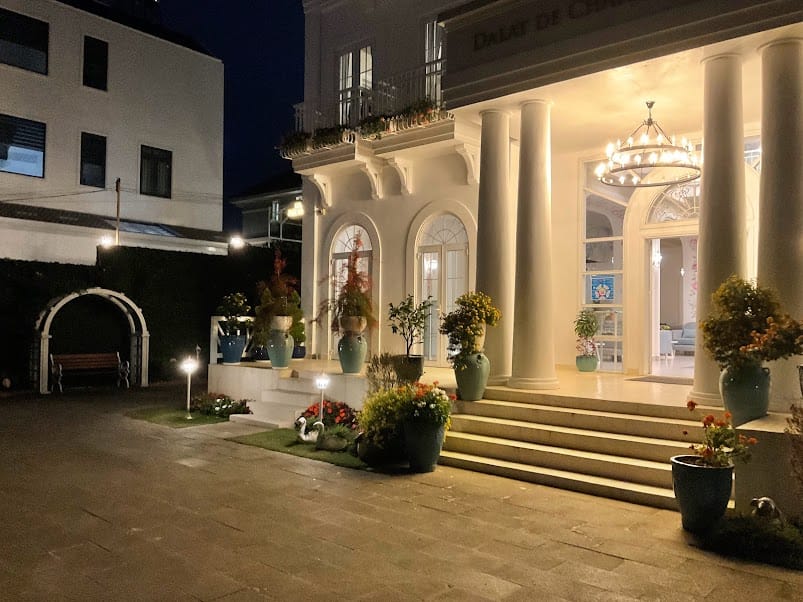 khuôn viên sảnh chính