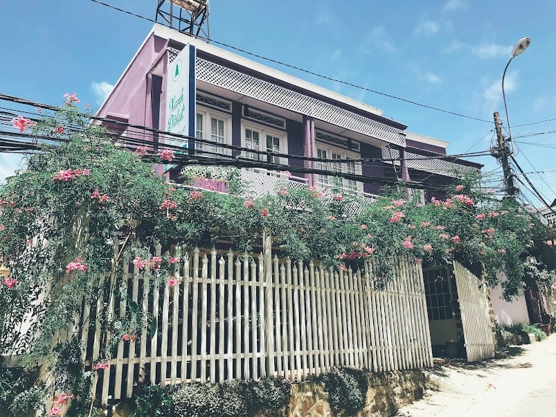 bên ngoài homestay