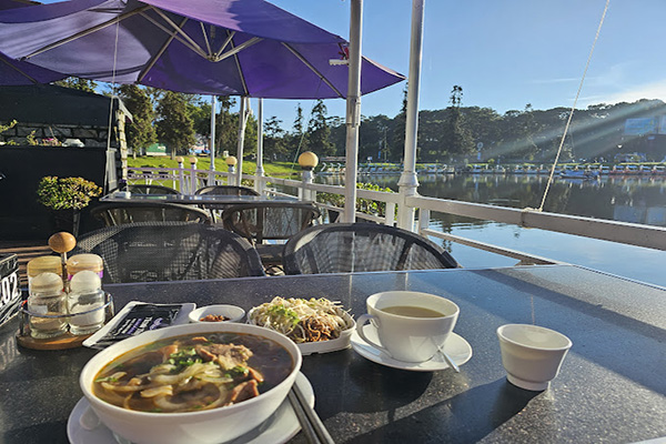 Top 15 những quán cà phê ăn sáng chill tại Đà Lạt 42 Cafe Thanh Thuỷ - Blue Water