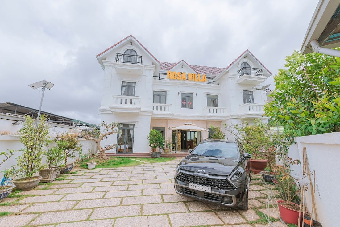 khuôn viên rộng lớn