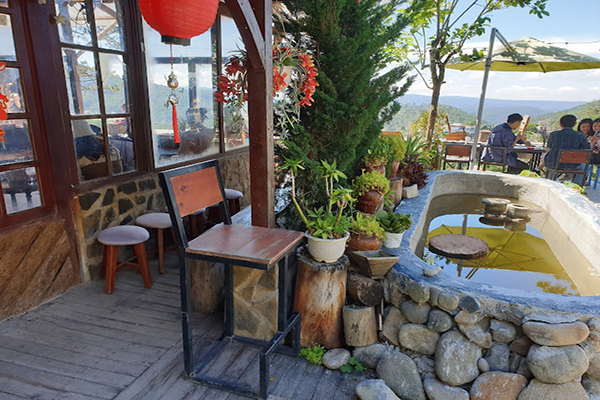 Bên trong Tiệm cà phê Tổ Chim (Bohem cũ)