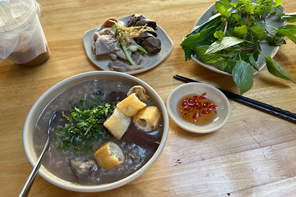Top 10 tiệm cháo lòng ngon nổi tiếng gần đây tại Đà Lạt 32 Cháo lòng Mây - quán cháo lòng ngon rẻ Đà Lạt