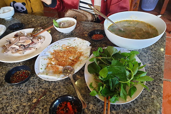 Top 10 tiệm cháo lòng ngon nổi tiếng gần đây tại Đà Lạt 24 Cháo Lòng 2 Xí - Cháo Lòng Bà Mén