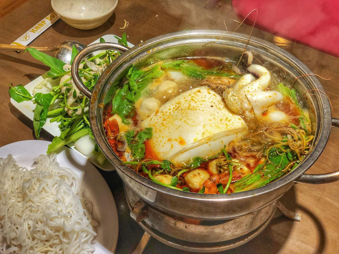 Ăn gì buổi tối Đà Lạt? Tổng hợp những quán ăn tối Đà Lạt ngon nên thử 16 LẨU MỰC KHỔNG LỒ KHAP BUN KHA – ĐỊA ĐIỂM ĂN TỐI ĐÀ LẠT LÝ TƯỞNG