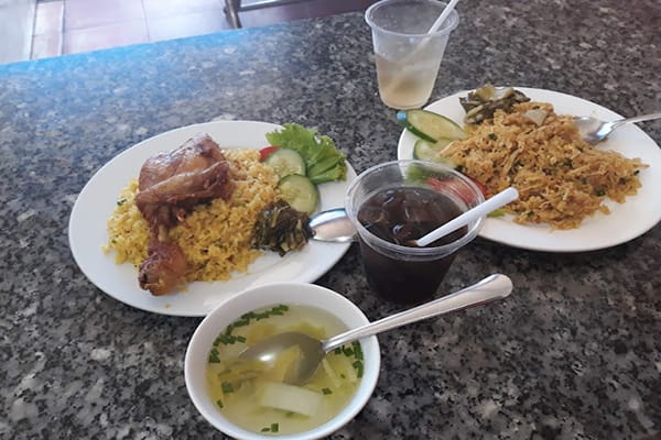 Cơm gà xối mỡ Lân Hà