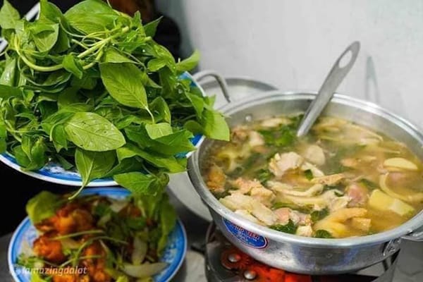Ăn gì buổi tối Đà Lạt? Tổng hợp những quán ăn tối Đà Lạt ngon nên thử 26 Quán Tao Ngộ – Đặc trưng Lẩu Gà lá é