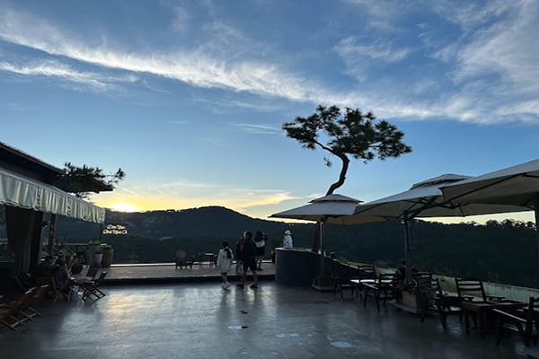Đốn tim với những quán cafe ngắm bình minh ở Đà Lạt tuyệt đẹp 19 Cafe săn mây Đà Lạt - Bình Minh Ơi