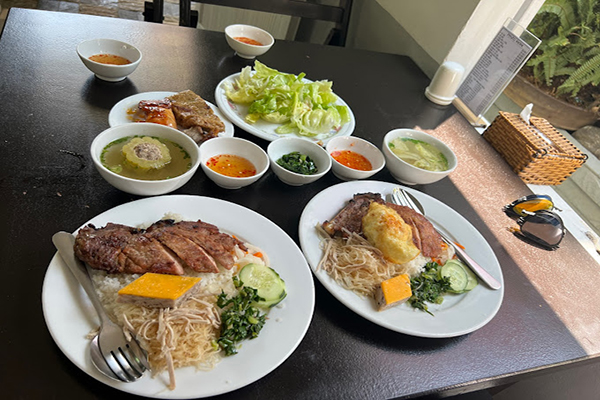 “Trưa nay ăn gì?”, Gợi ý 11 quán cơm ngon ở Đà Lạt 16 Cơm tấm Hương Việt Đà Lạt