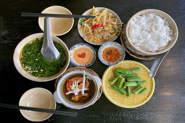 “Trưa nay ăn gì?”, Gợi ý 11 quán cơm ngon ở Đà Lạt 19 Quán cơm Lá Chuối Đà Lạt