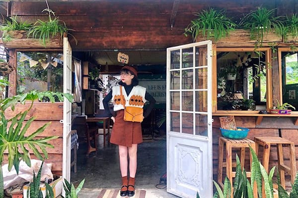 Top 9 Quán cà phê Vintage Đà Lạt trải nghiệm không gian hoài niệm cổ điển 16 Mọt Cafe & Books - Tiệm cà phê sách Đà Lạt