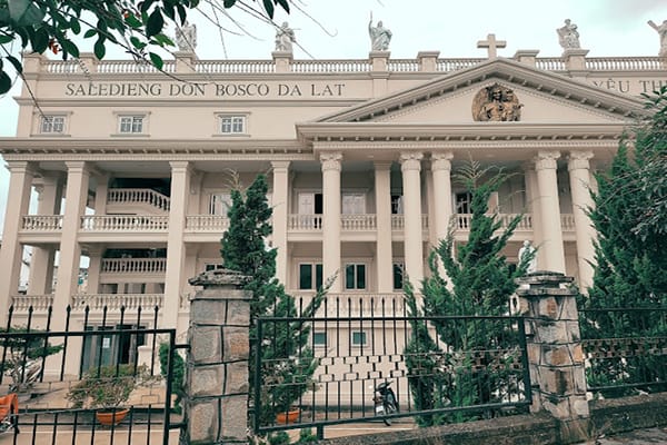 Nhà thờ Don Bosco Đà Lạt Kiến trúc cổ kính, điểm sống ảo hấp dẫn 8 Nhà thờ Don Bosco Đà Lạt