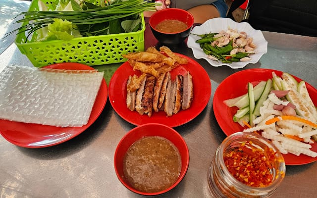 Top 30 Quán Ăn Vặt Đà Lạt Ngon Khiến Bạn Chỉ Muốn "Cắm Mặt" Vào Ăn 32 Nem Nướng Bà Nghĩa