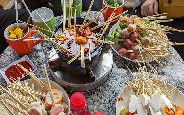 Top 30 Quán Ăn Vặt Đà Lạt Ngon Khiến Bạn Chỉ Muốn "Cắm Mặt" Vào Ăn 33 Lẩu Xiên Que Yersin